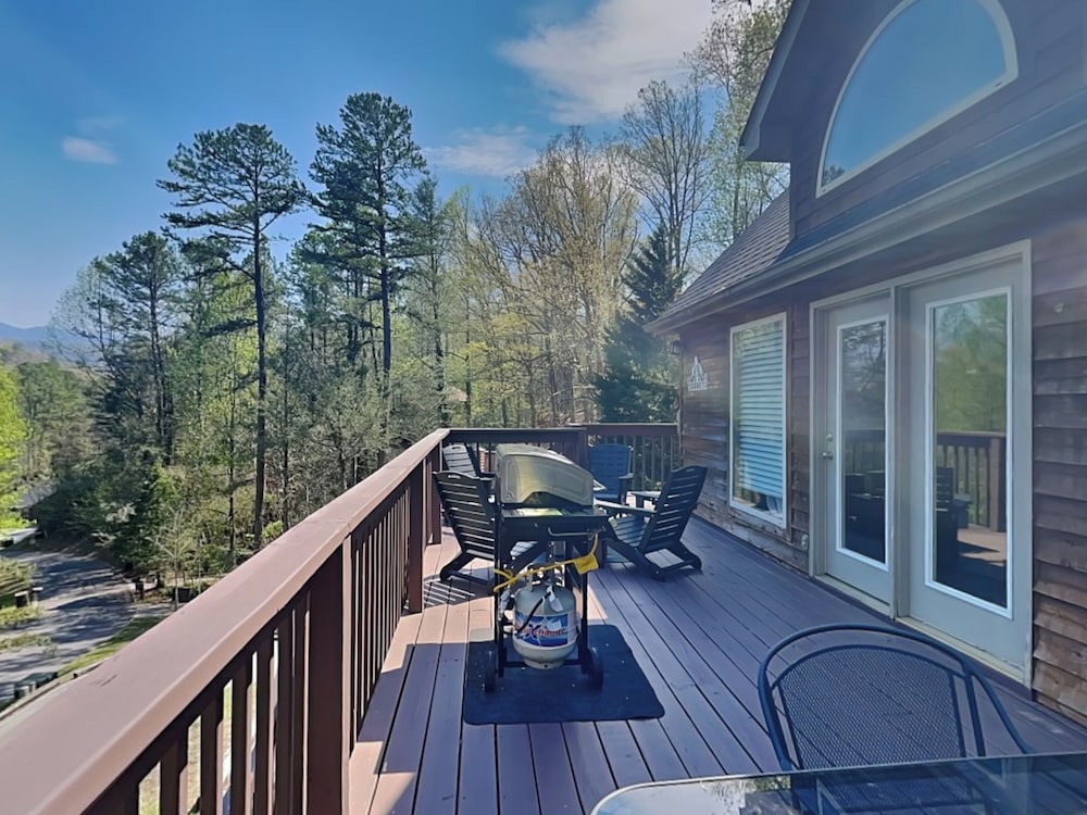 Hilltop Hideaway by Jackson Mountain Rentals