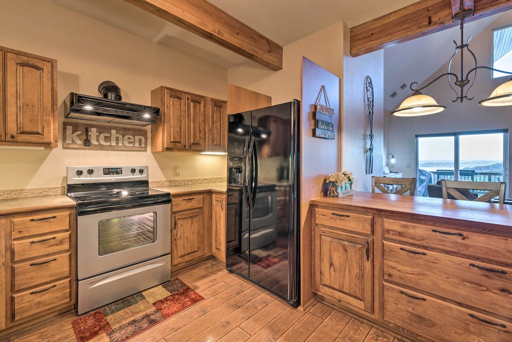 Pet-friendly Branson West Lodge w/ Hot Tub!