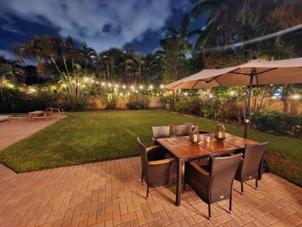 Fox Private Resort- Near Downtown & Beach 8 Bedroom Home