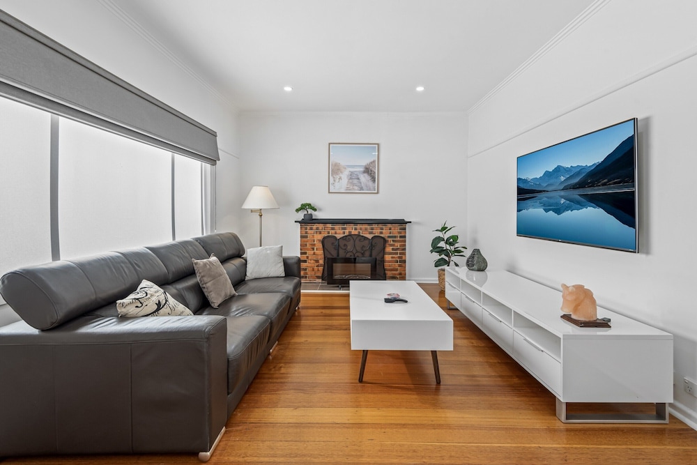 Spacious 3-bed With Outdoor Dining Near Airport