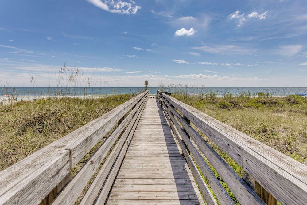 Direct Beach Access! Walkable Condo on Ocean Blvd