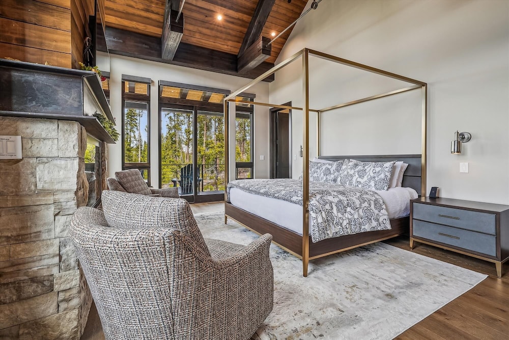 The Crowne Summit 6 Bedroom Home