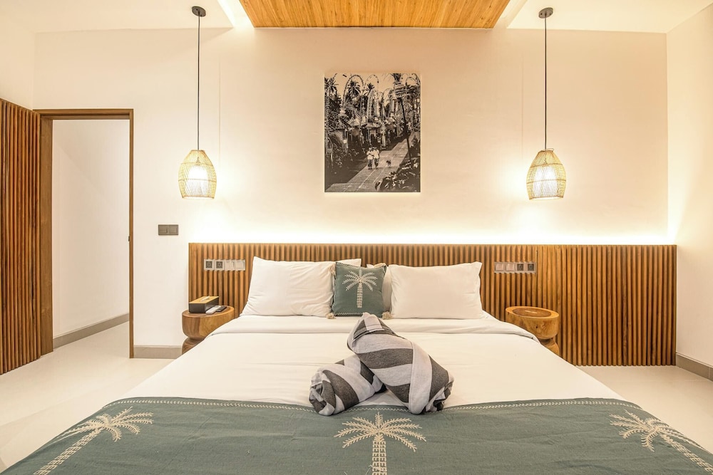 Luxury 5BR Retreat, 400m From Café Del Mar Shore