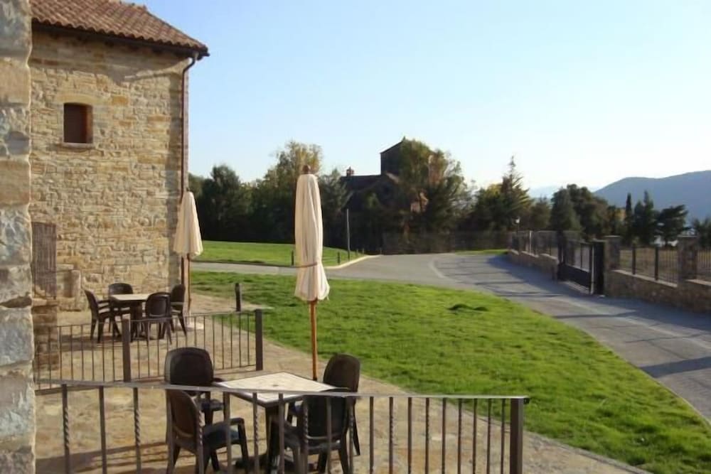 Casas Pirineo Aínsa: Historic Palace & Garden