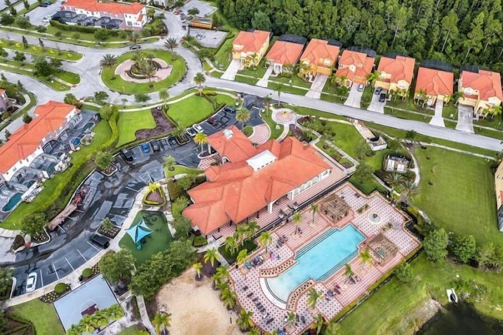4BR Townhome w/ Pool in Bella Vida Resort