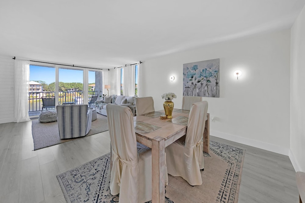 Dolphin Point #401c