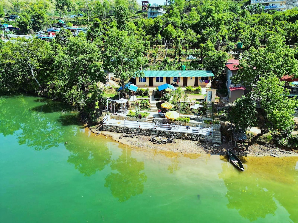 Lake Wave Cottage & Resturent view 5