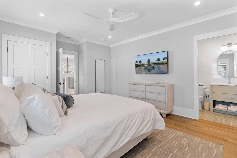 712 Ocean Blvd by Avantstay New Construction w/ Pool, Game Zone, Private Beach Access, and Oceanfront Views