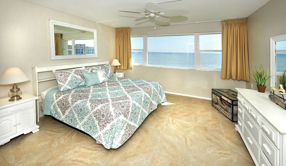 Paradise Beach Club by Happy Palm Stays