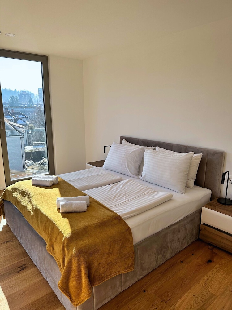 Garden Residence - Premium Castle View Apartment