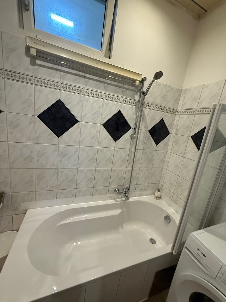 Chic 2BR Apt Steps from Westbahnhof