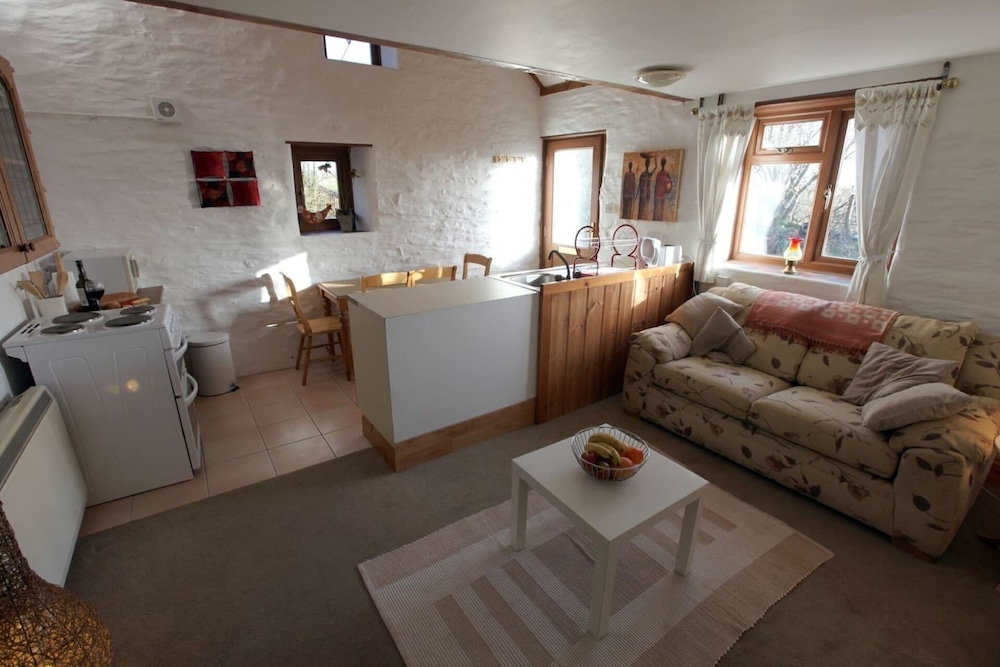 Inviting 2-bed Cottage in Newcastle Emlyn view 2