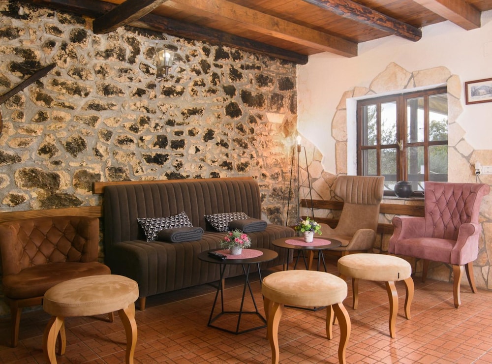 Vila Nira Radonić
