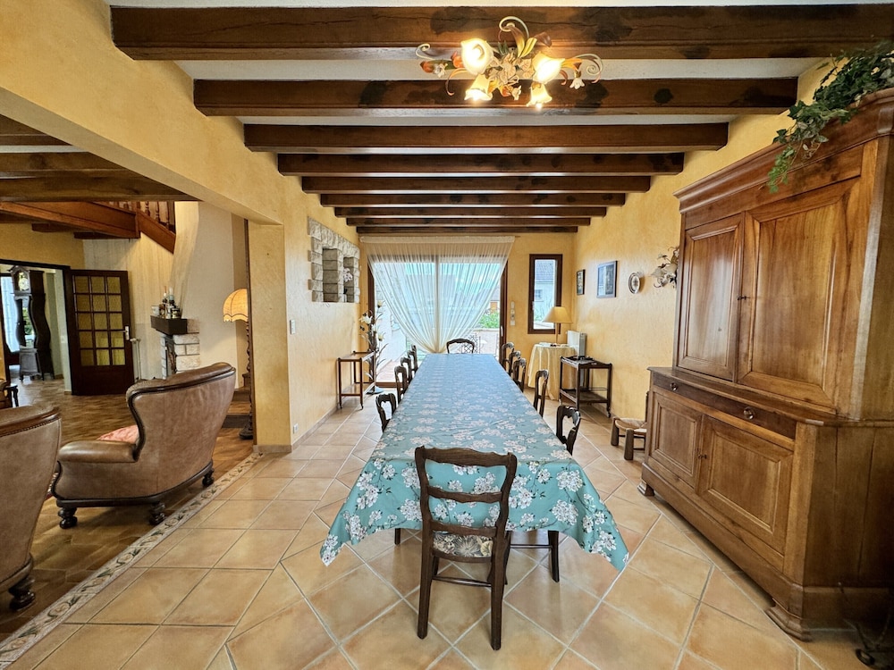 Spacious Group Stay Near Le Mans Circuit