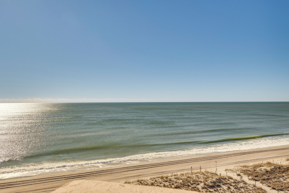 Walk to Beach: Emerald Isle Condo w/ Ocean View!