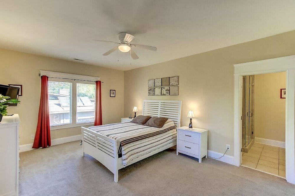 26 42nd Avenue view 4