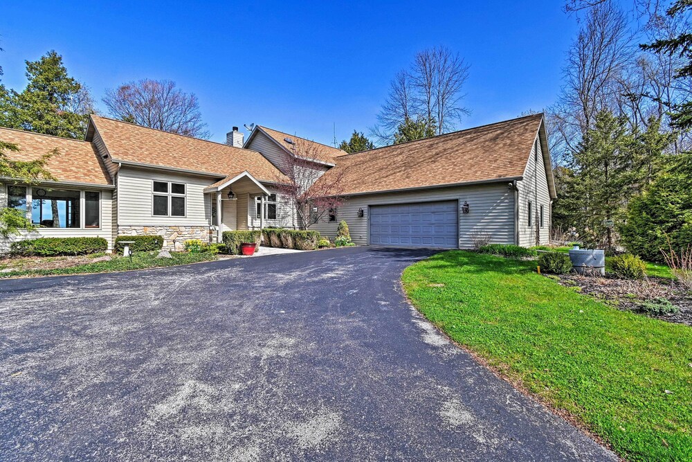 Sturgeon Bay Hideaway w/ Direct Water Access! view 5