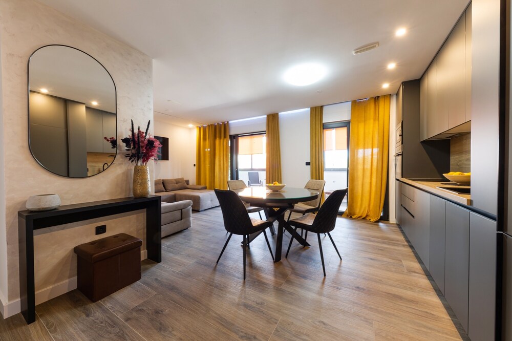 Orange Apartment - Okrug Gornji Seaside Retreat