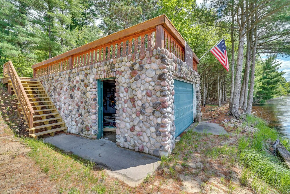 Gorgeous Lake Arbutus Getaway w/ Dock & Boat House