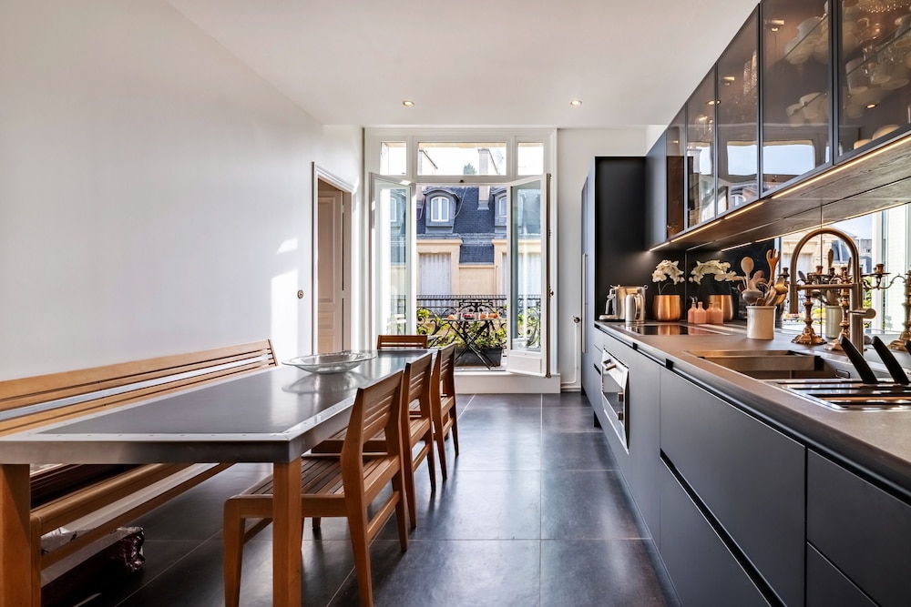 Prestigious Apartment Near the Trocadero