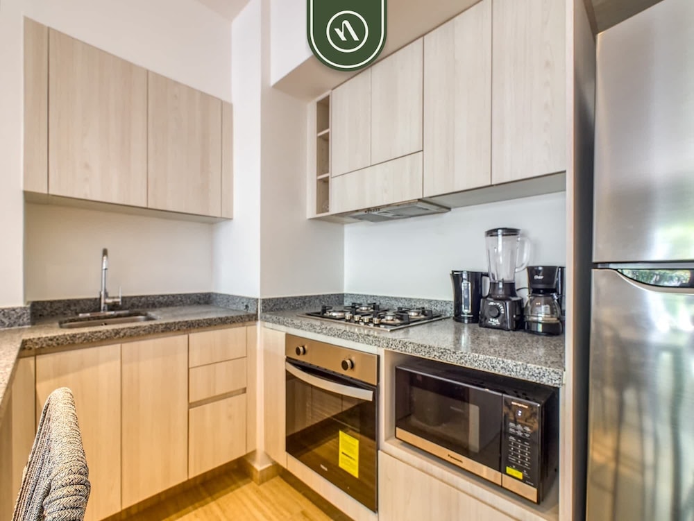 New 1 BR Condo - Oceanview Pool - 2 min to Beach