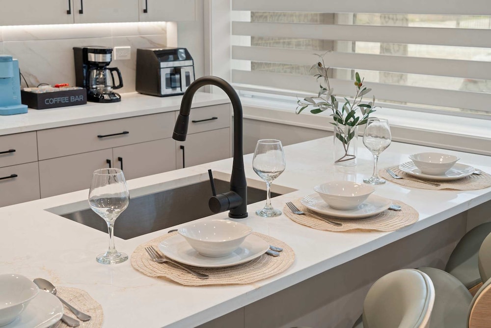 Spacious Bright Modern New Unit in Tri Taylor