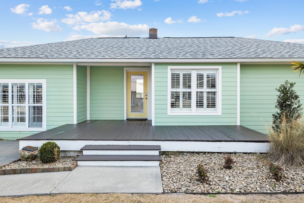 Salt Life 3 Bedroom Home by RedAwning view 5