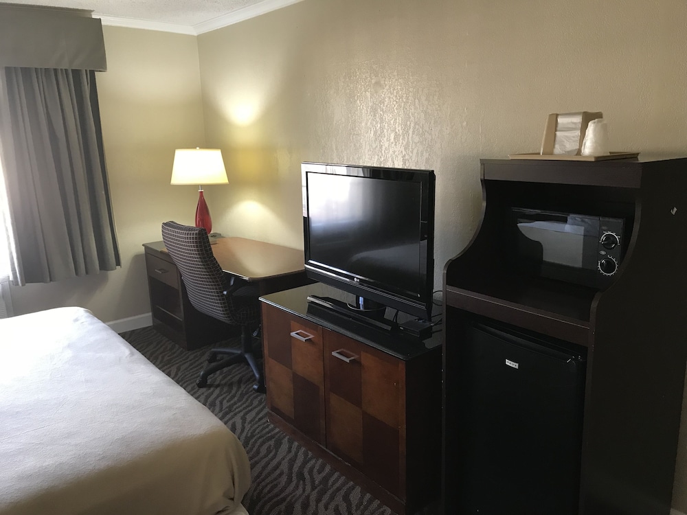 Hometown Inn & Suites