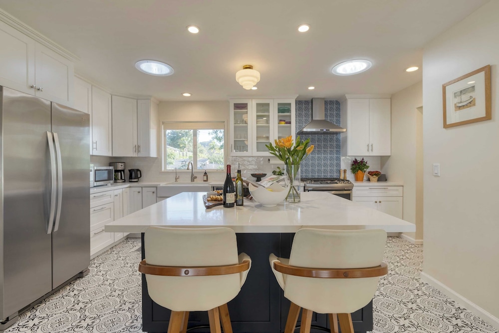 Hummingbird Haven by Avantstay Dog-friendly, Near the Beach, Huge Yard+hot Tub