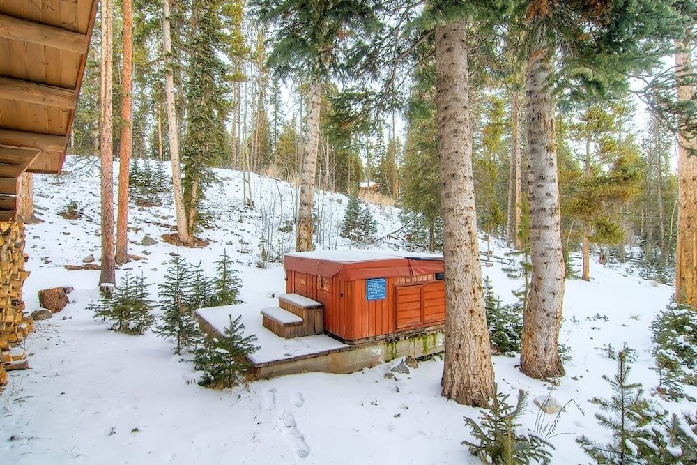 Bear Lodge 6 Bedroom Home by RedAwning