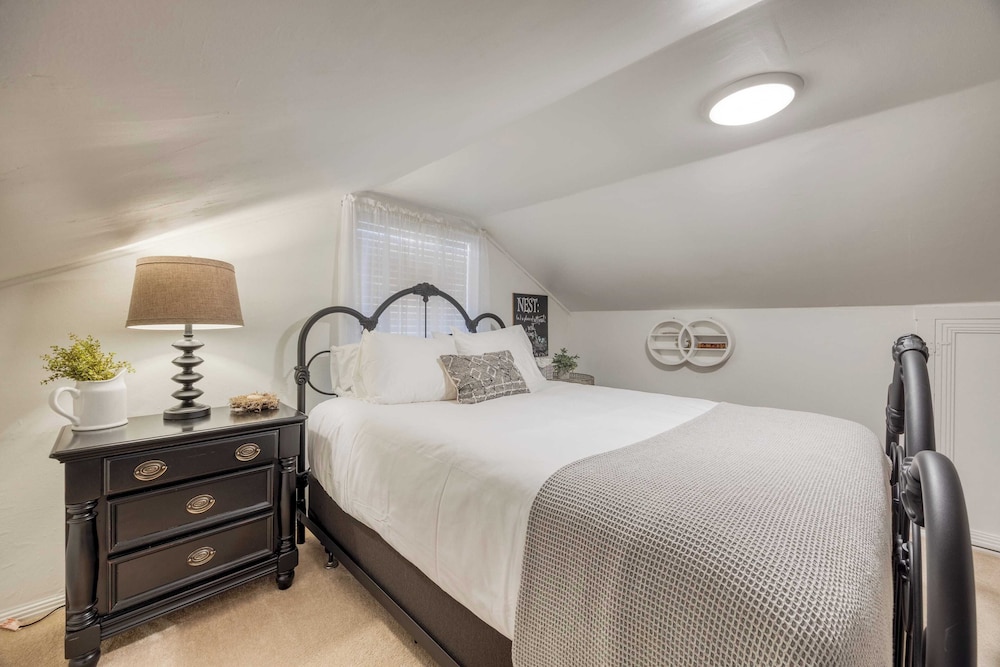 Luxury Wine Country Haven + Vineyard Views Near Top Wineries Adelaida Farmhouse