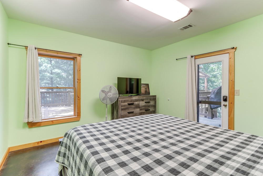 Deck & Private Hot Tub: Cabin in Ellijay! view 3