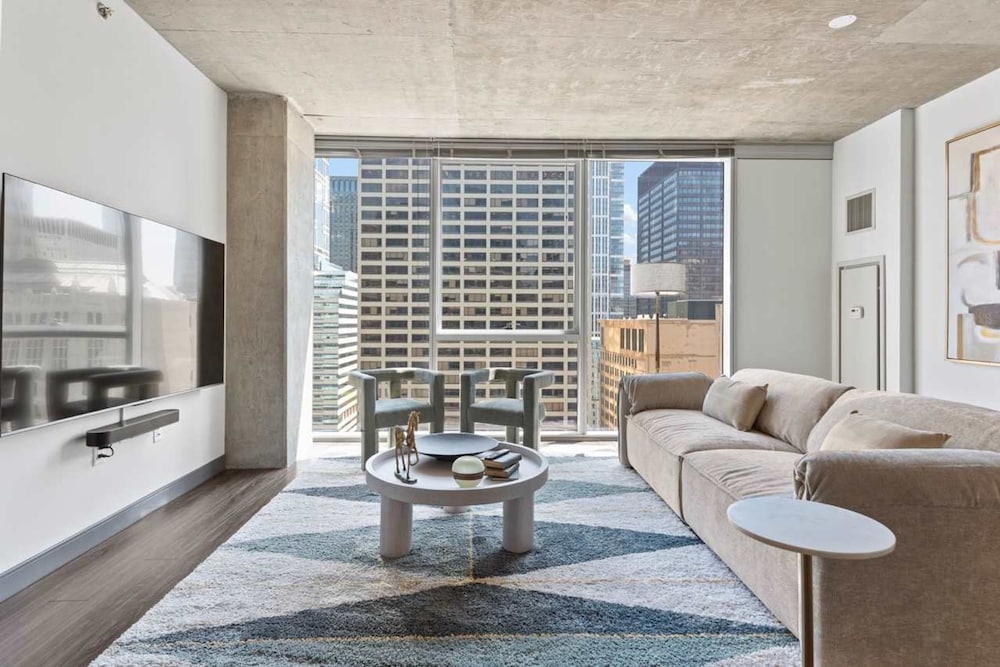 2BR Apt Stunning Views Steps to Michigan Avenue