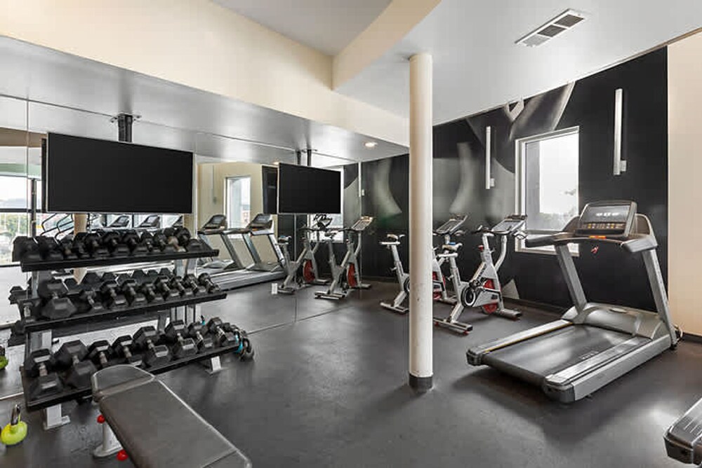 Stylish Getaway W Pool GYM Parking 10 Min to Cedar