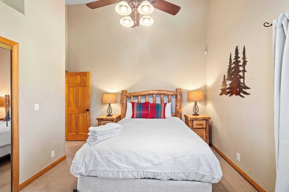 Sleeps 27 2 Homes Near the Lake, Hot Tub + Views Castle Glen Estates