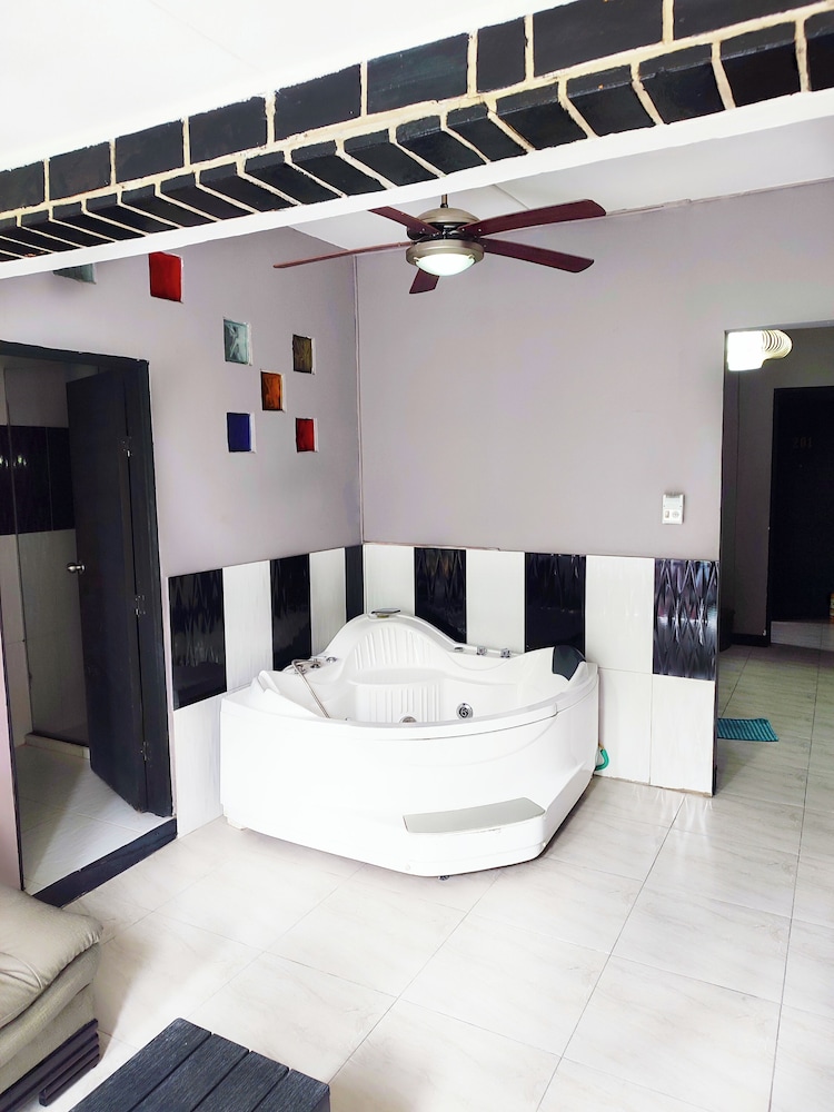 PROMO 18 BDRM Building, Pool+ 5Jacuzzis at Poblado