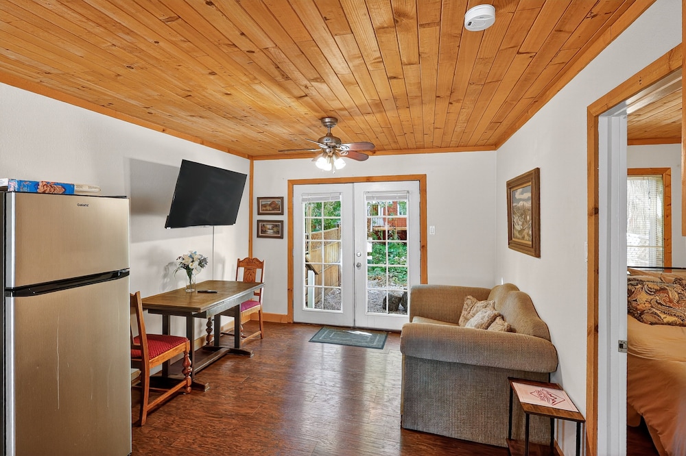 Rouge Cobb Mountain Hotel - Cabin 1