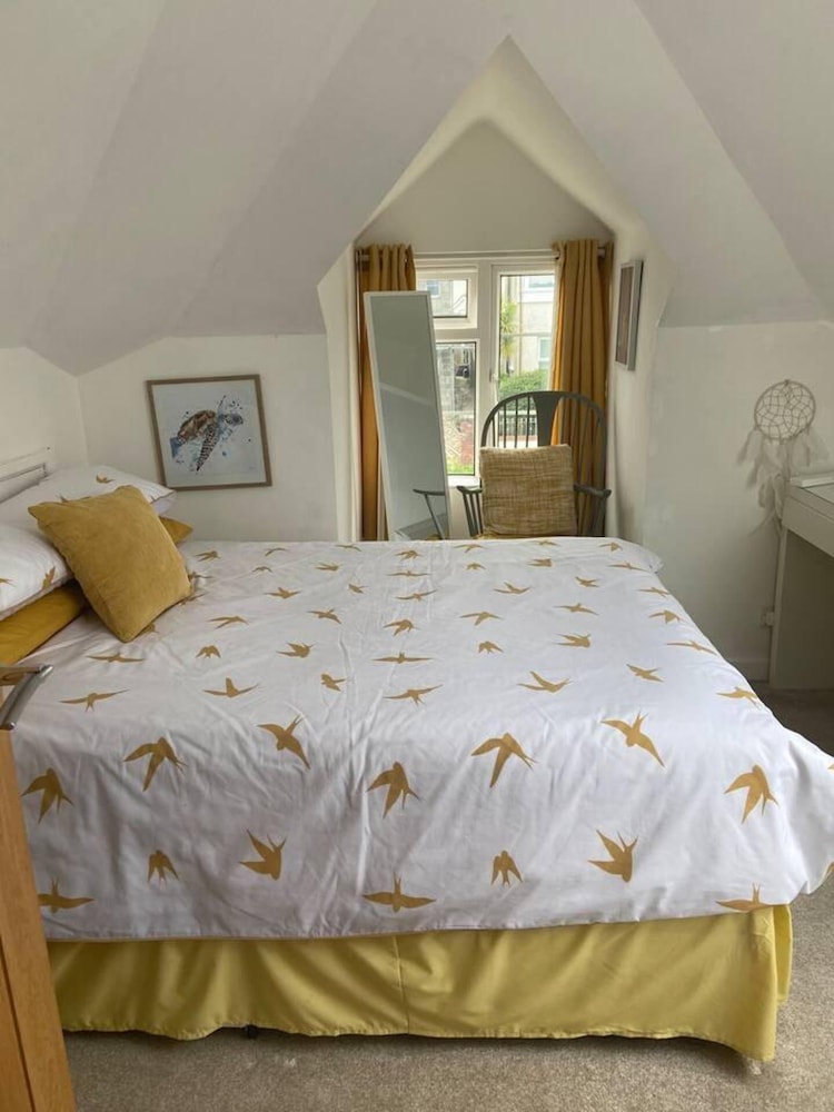 Pet Friendly, Unique 4-bed Bungalow in Porthcawl view 3
