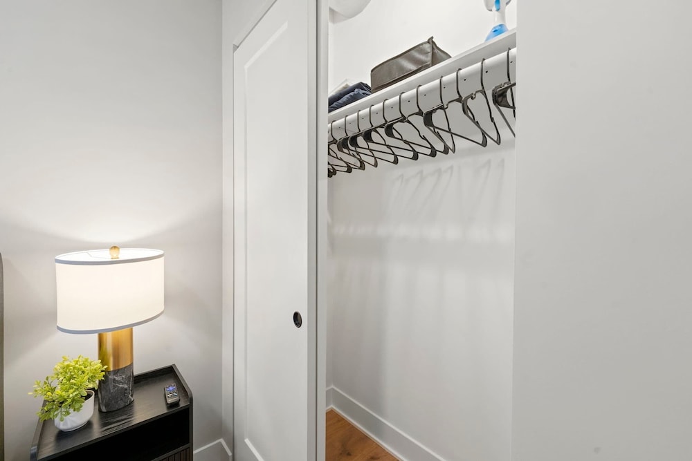 Edgewater Modern 2BR Steps to Lake City Views