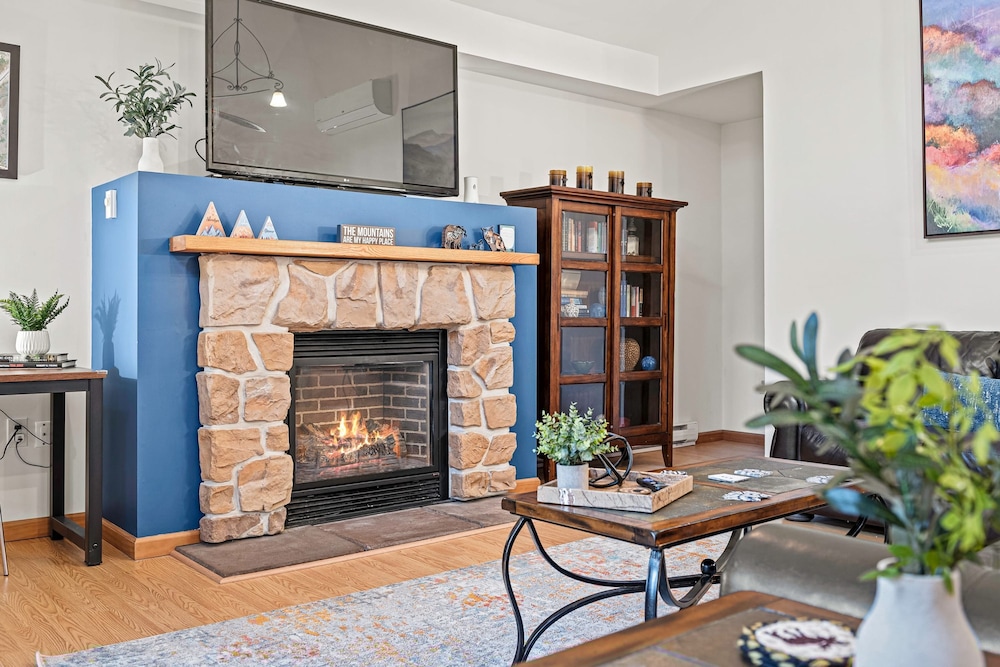 Mews Mountain House by Avantstay Walk to Beach Hot Tub Game Room