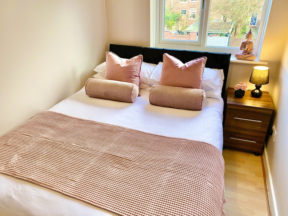 3-bed Townhouse Parking Deep Cleaned view 2