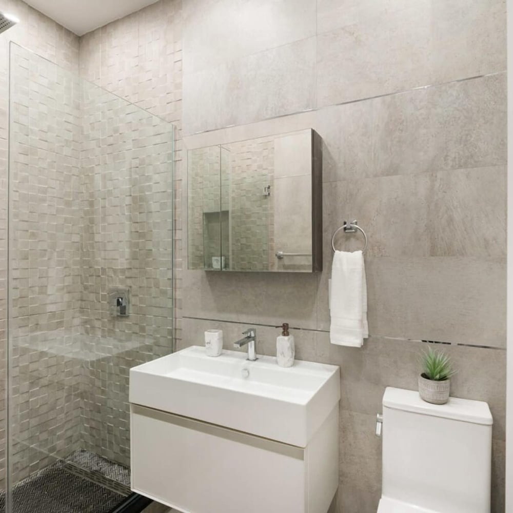 317-1d New 2BR Duplex W D Private Backyard