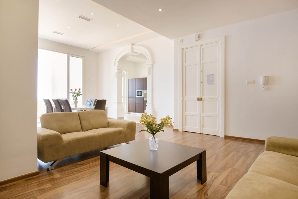Charming Seafront Apartment, Perfect for Families