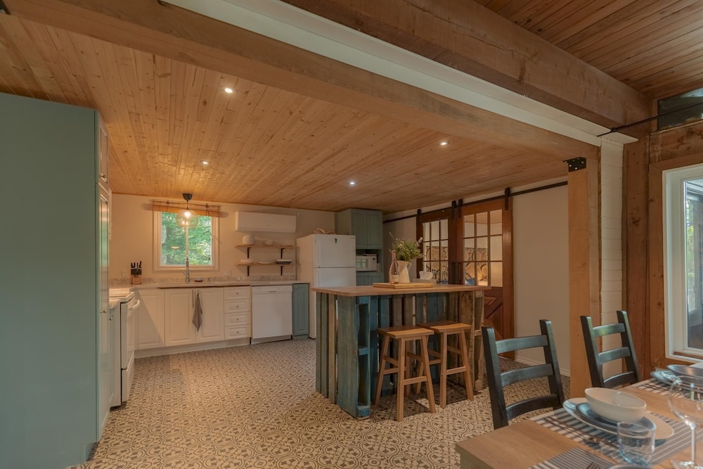 The Phoenix - Riverside Chalet With Beach