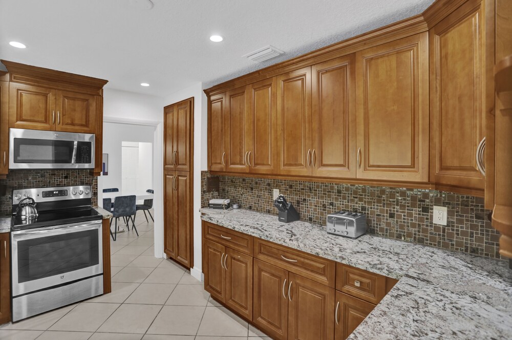 Cleveland Tropical Oasis & Private Pool - Image 4