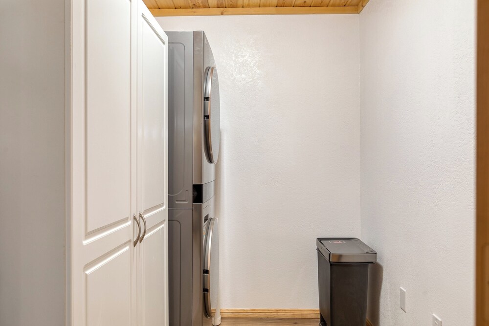 Pinetree Place by Avantstay Group Cabin w/ Hot Tub Minutes to the Lake
