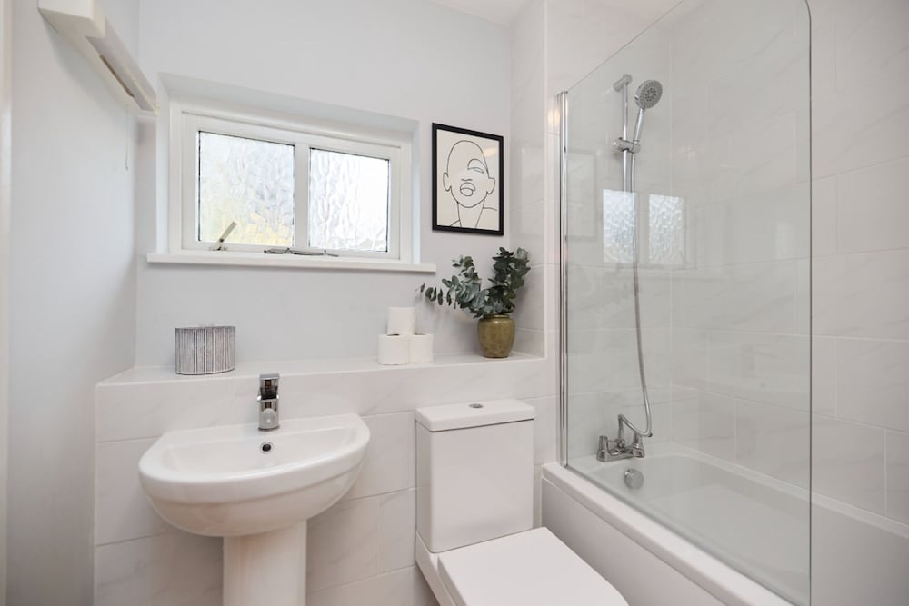 The Isleworth Place - Stunning 1bdr Flat With Balcony view 5