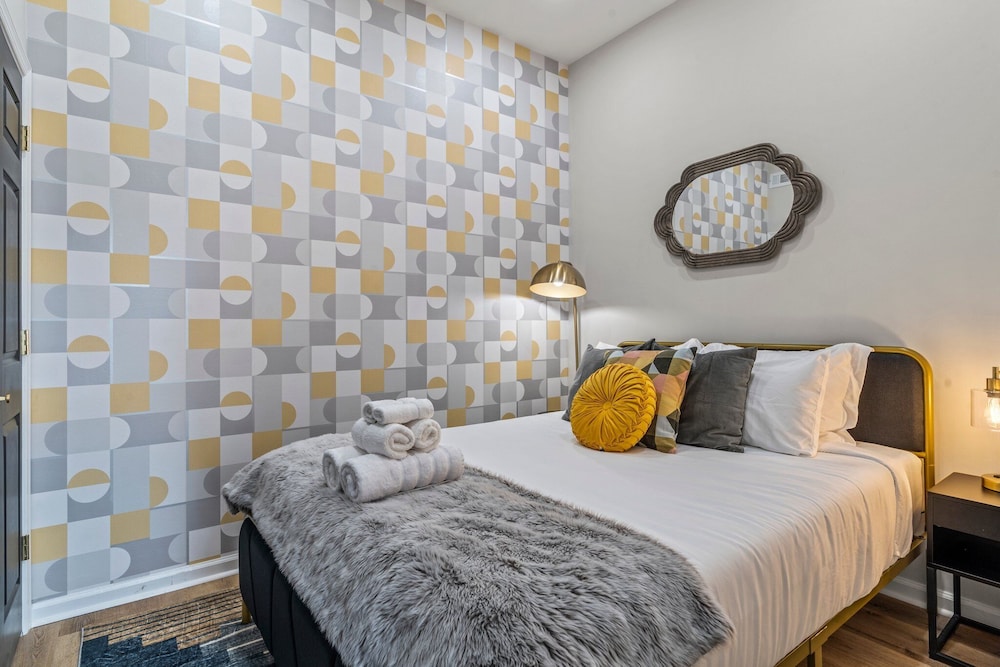 Old City 2 BR Near Historic Sites