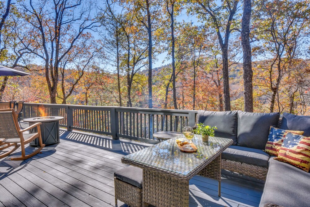 Fish, Hike & Swim: Lake Burton Retreat w/ Hot Tub!