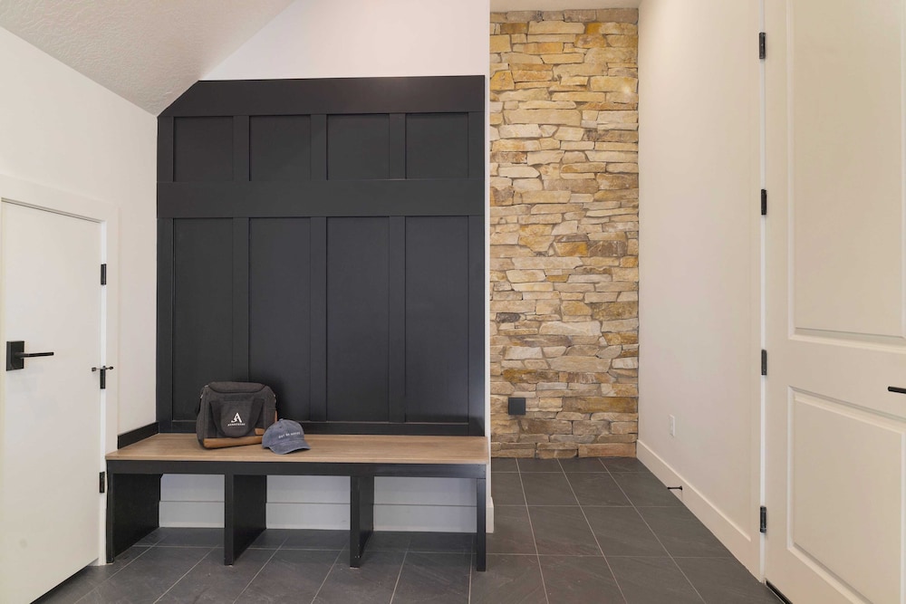 Mins to Deer Valley Lift Firepit, Game Room, Views, 5bdr Orion by Avantstay